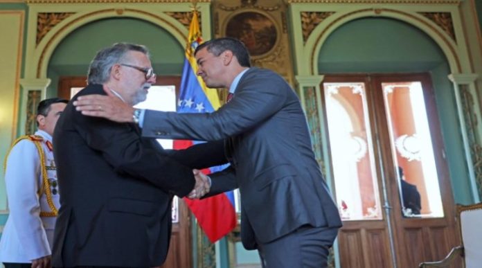 Pdt.  del Paraguay recibe las cartas credenciales del Embajador Capella