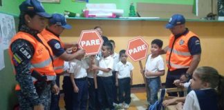El Policía va a la Escuelas