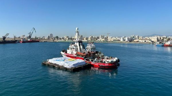 Ayuda humanitaria Barco con ayuda humanitaria