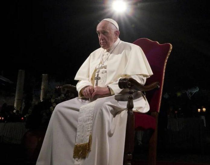 PAPA Viacrucis en el Coliseo romano