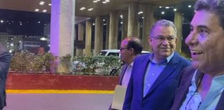 Enrique Márquez inscribe candidatura electoral por Movimiento Centrados