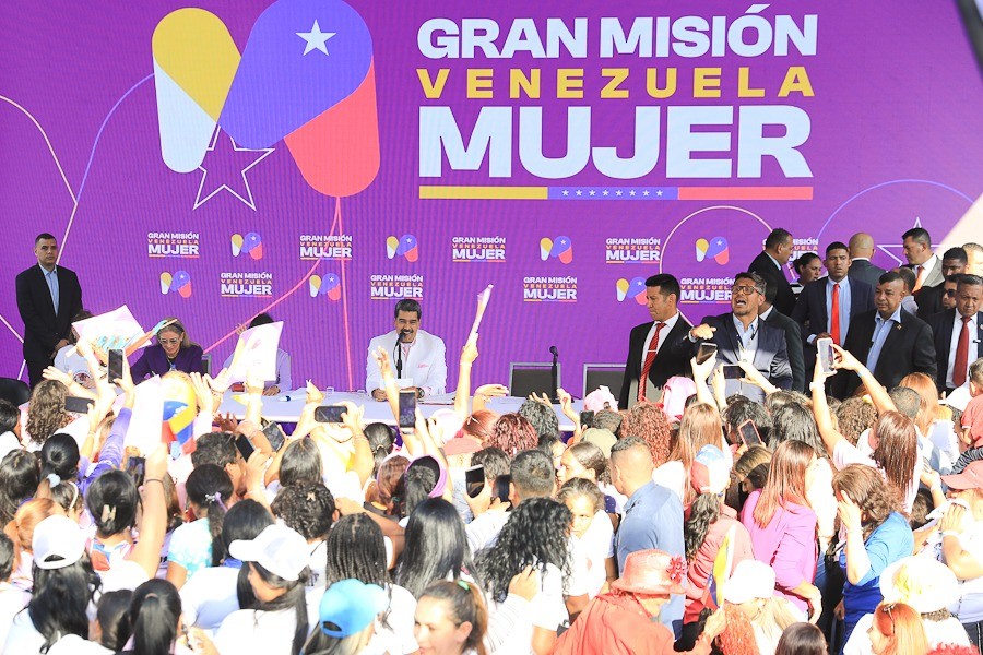 Pdte. Maduro entrega 33 mil créditos a emprendedoras Pdte. Maduro entrega 33 mil créditos a emprendedoras