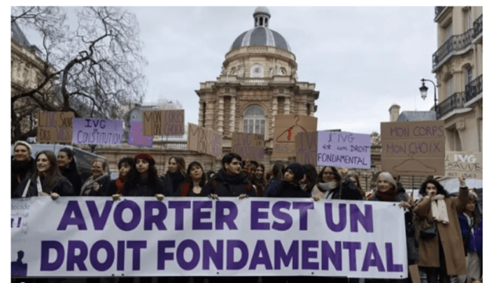 Francia incorpora el aborto legal en la constitución