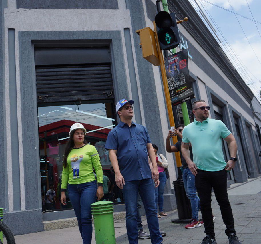 Alcalde Fuenmayor inspeccionó trabajos de Semaforización Peatonal en el Boulevard Constitución (3)