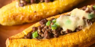 Canoas de plátanos verdes rellenas