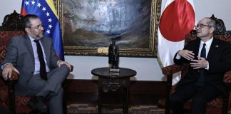 Canciller Yván Gil recibe copias de estilo del embajador de Japón