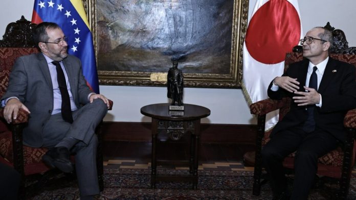 Canciller Yván Gil recibe copias de estilo del embajador de Japón Canciller Yván Gil recibe copias de estilo del embajador de Japón
