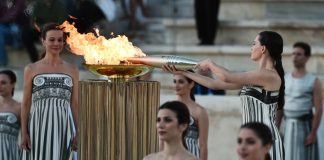 Llama olímpica finaliza su recorrido por Grecia y es entregada a Francia