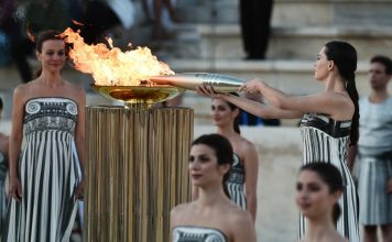 Llama olímpica finaliza su recorrido por Grecia y es entregada a Francia