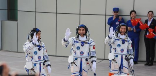China lanza con éxito nave espacial Shenzhou-18