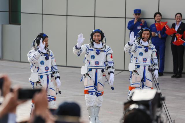 China lanza con éxito nave espacial Shenzhou-18 China lanza con éxito nave espacial Shenzhou-18