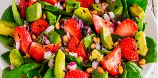 Ensalada de aguacate con fresa