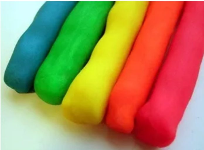 Truco cómo eliminar plastilina de la ropa