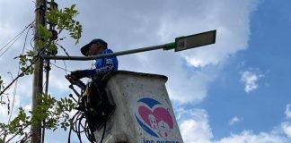 Sustituyen lámparas en la comunidad Nueva Sorocaima en Paraparal