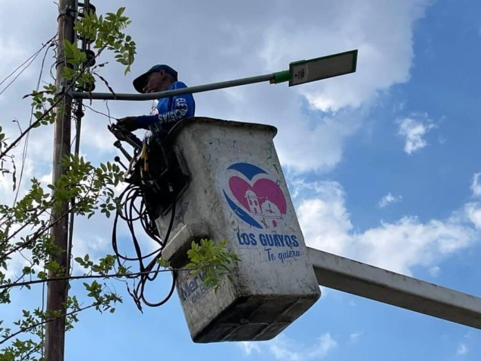 Sustituyen lámparas en la comunidad Nueva Sorocaima en Paraparal