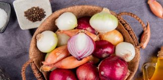 Qué tiene la cebolla morada que no tiene la blanca