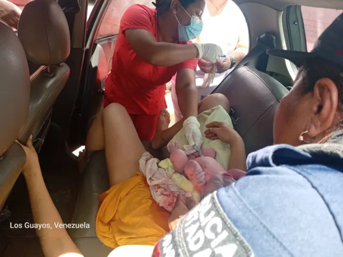 Atienden un parto en un vehículo en Los Guayos parto en un vehículo