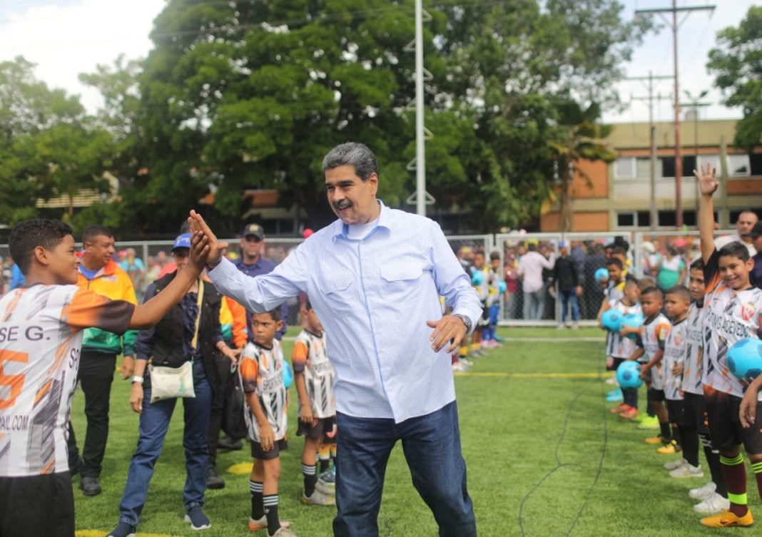 Maduro en Miranda Campo de Futbol