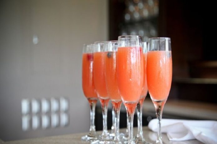Mimosa de fresa Día del vino rosado