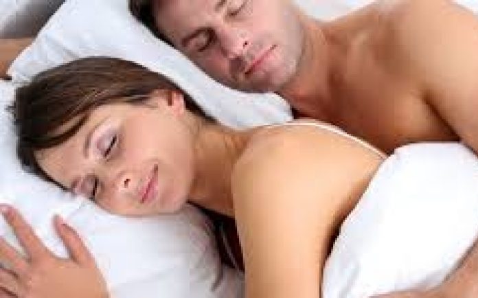 Beneficios de dormir sin ropa en pareja