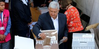 lopez-obrador-vota-en-las-elecciones-presidenciales-de-mexico 2