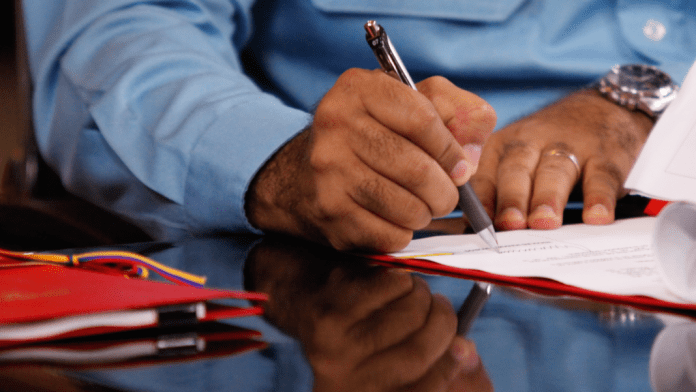 Maduro firma reforma de la Ley Orgánica del Poder Popular