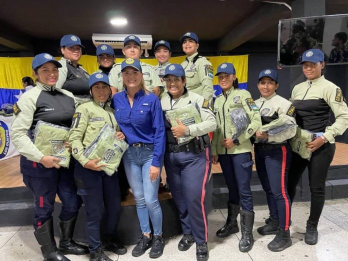 Policía de Los Guayos recibe dotación de uniformes Policía de Los Guayos recibe dotación de uniformes