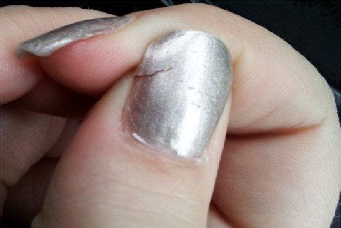 trucos para evitar que tus uñas acrílicas se caigan