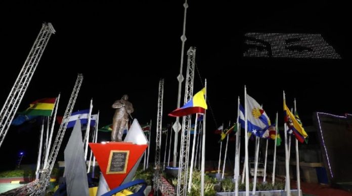 Develan nueva estatua