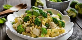 Ensalada de pasta fría con brócoli y jamón