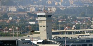 American Airlines anunció que cancela todos sus vuelos comerciales desde y hacia Israel, hasta por lo menos abril de 2025.