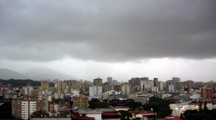 cielo parcialmente nublado