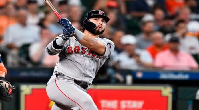 Wilyer Abreu sobresale al conectar su doble 30 en Boston