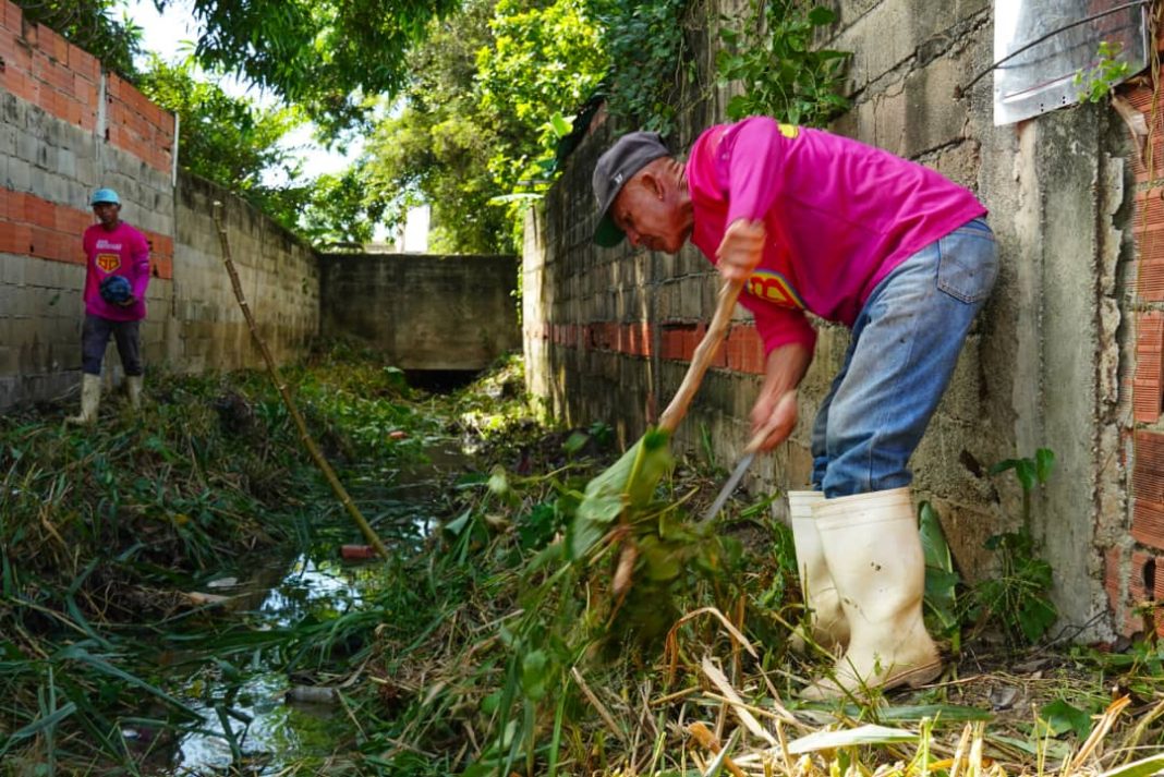 Alcaldía de Naguanagua realiza mantenimiento en canales del sector Barrio Unión y exhortan evitar lanzar desechos en drenajes del municipio (2) (1) Mantenimiento en los canales