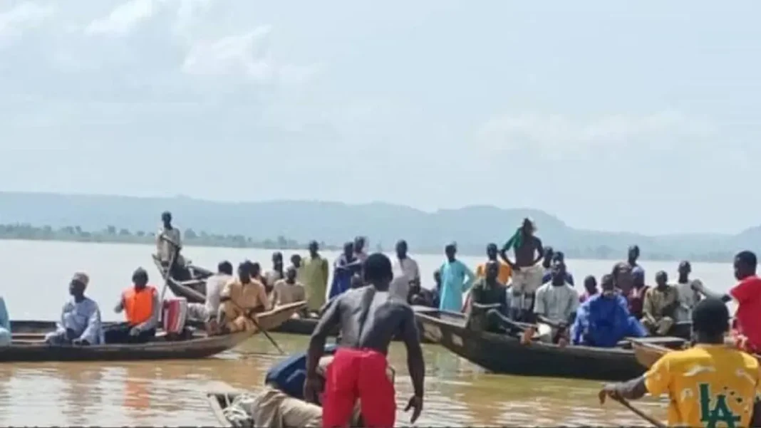 Nigeria-rescate-sobrevivientes-accidente-barco-foto-Skyray-News.jpg cadáveres de los peregrinos