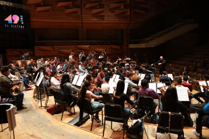 ORQUESTA-SIMON-BOLIVAR-GRABACION-CREDO-696x464
