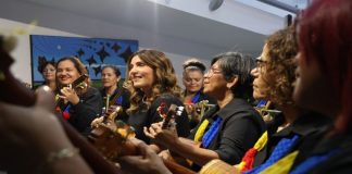 Grupo “Mujeres Cuatristas de Venezuela” reciben instrumentos musicales
