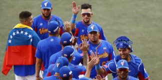Premier12 venezolana entrena en Tokio para la Super Ronda de beisbol