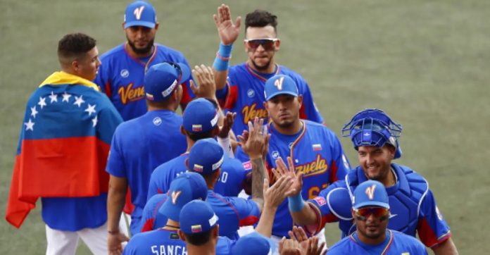 Premier12 venezolana entrena en Tokio para la Super Ronda de beisbol