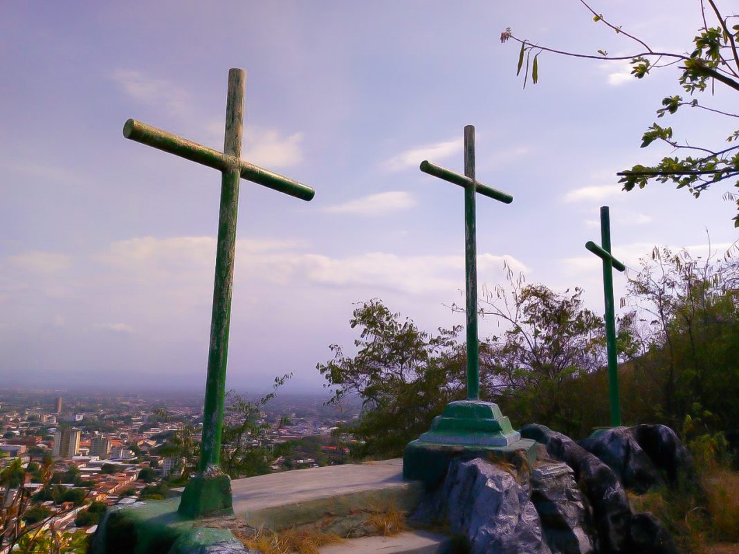 Monumento a las Tres Cruces