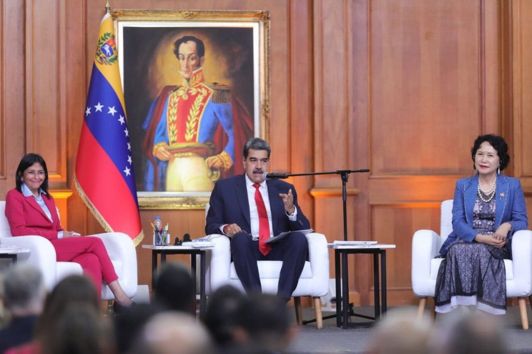 Maduro participa en la clausura del 25° Foro Mundial Maduro participa en la clausura del 25° Foro Mundial