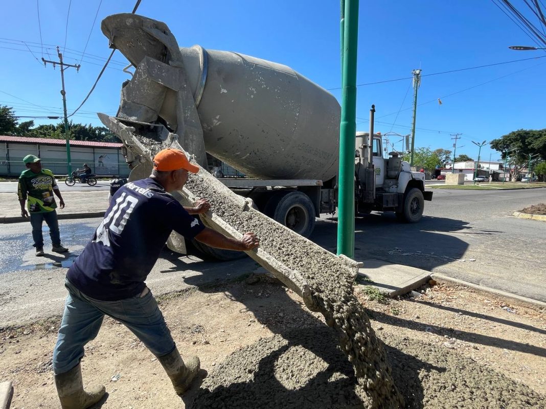 Vaciado de aceras y brocales en Av. Henry Ford Guaicaipuro I y II (4) Embellecimiento integral