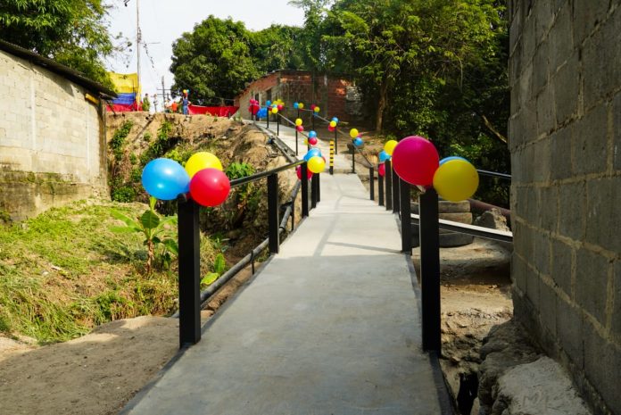 Alcaldesa Ana González y Comuna Manuel Atanasio Girardot Díaz inauguran nueva caminería y pasarela en Colinas de Girardot (3)