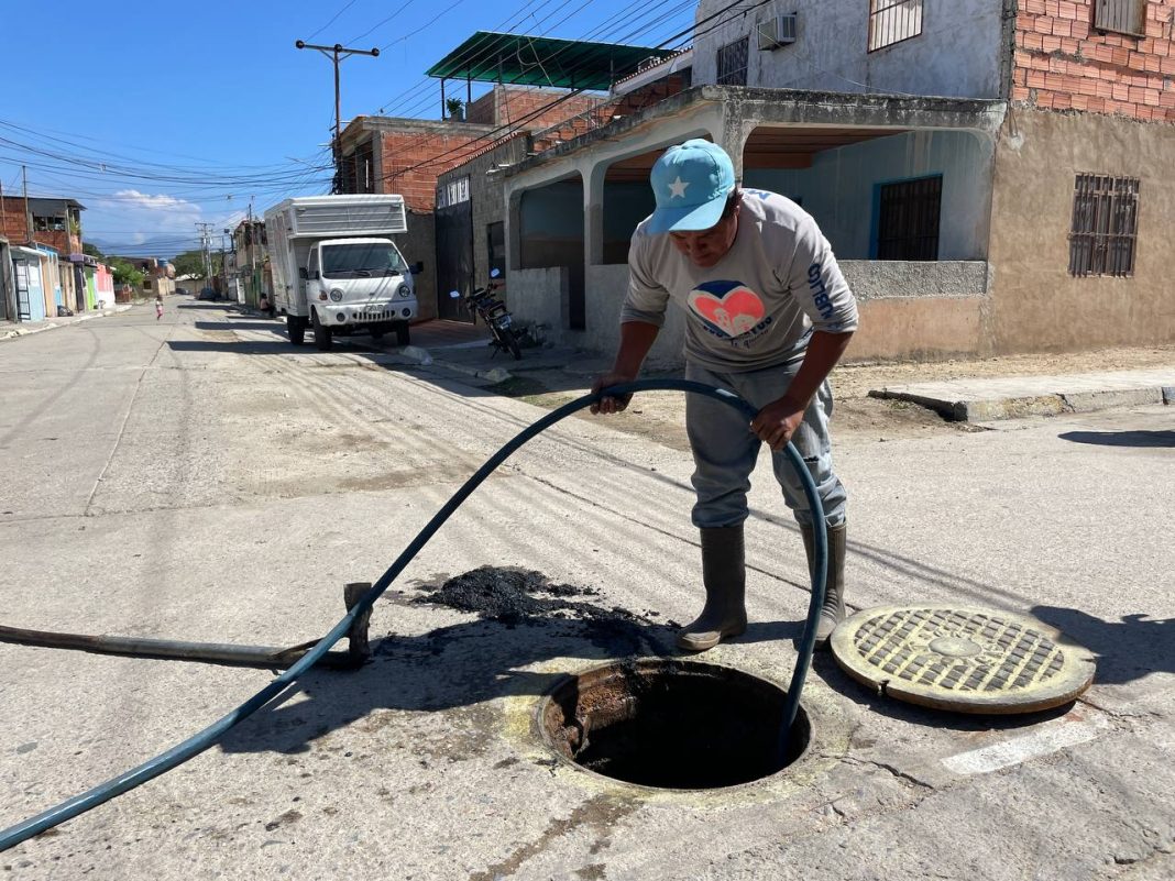 Limpieza de colector en calle Cedeño de Negro Primero A (5) (1) Colectores de aguas servidas
