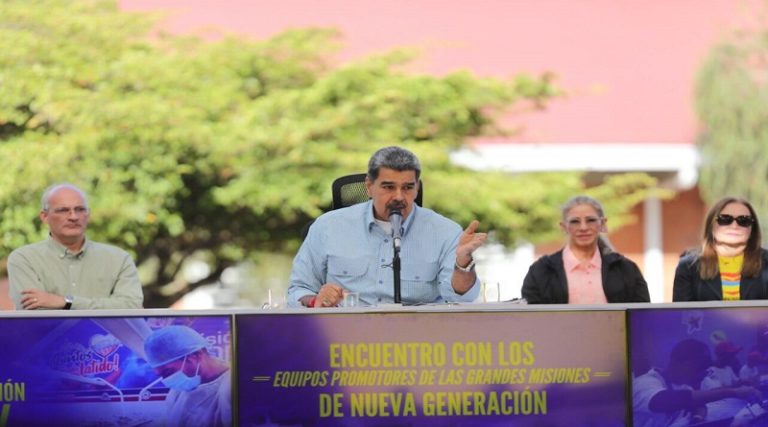 Jefe de Estado: Misiones Sociales y Grandes Misiones deben ir a la comuna Jefe de Estado: Misiones Sociales y Grandes Misiones deben ir a la comuna