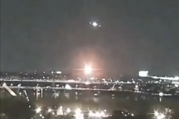 Helicóptero militar choca con avión comercial en EEUU