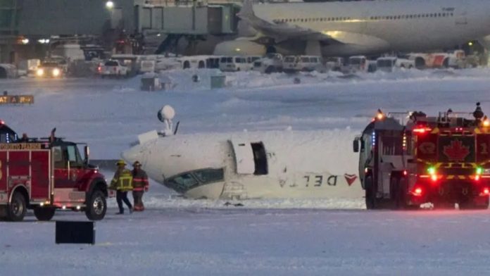 Cómo sobrevivieron los pasajeros del avión que volcó al aterrizar en Toronto