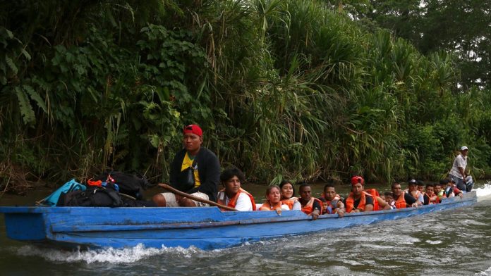 Ultraderecha dirige red de coyotes