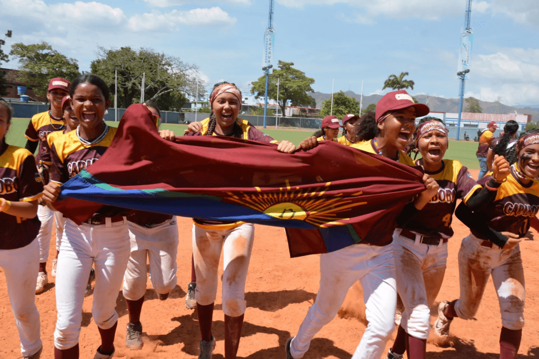 El equipo femenino de Softbol