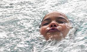 niña en el mar